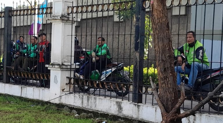 Dari Balik Pagar Para Pengemudi Ojek Nikmati Liga Jakarta U17, ‘Kok Nggak Ada Pemantau dari PSSI?’