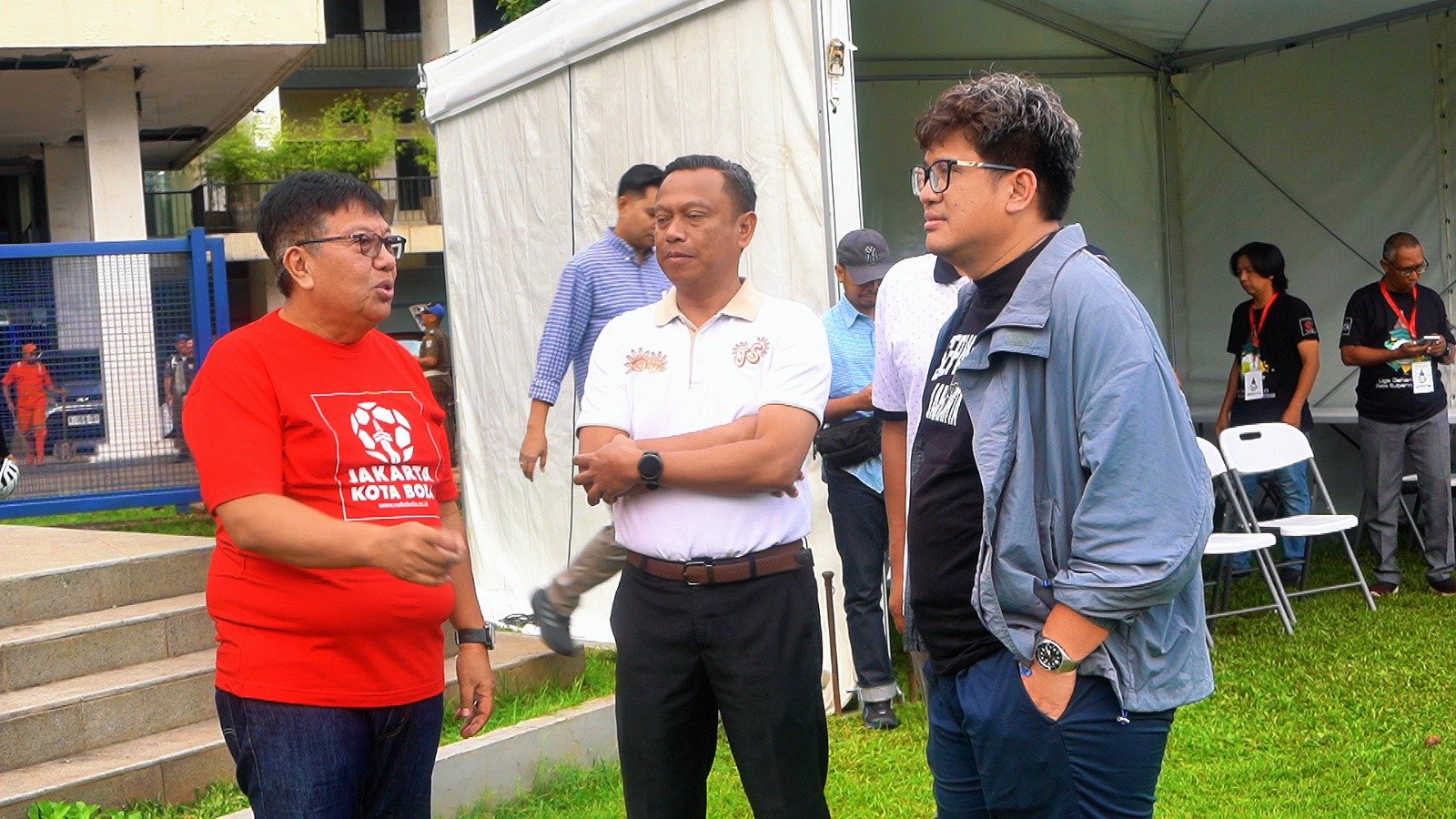 Dari kiri: Gede Widiadi, Mujirin (Wali Kota Jakarta Selatan, dan Diky Soemarno. (Liga Jakarta U-17/Tjandra Moh Amin)