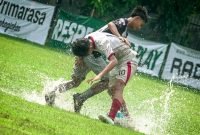 Pertandingan antara Bina Mutiara vs Raga Negeri (putih)dalam kompetisi Liga Jakarta U-17 Piala Gubernur 2025 di Lapangan PSF, Pancoran, Jakarta Selatan, Rabu (14/5). (Tjandra M Amin)