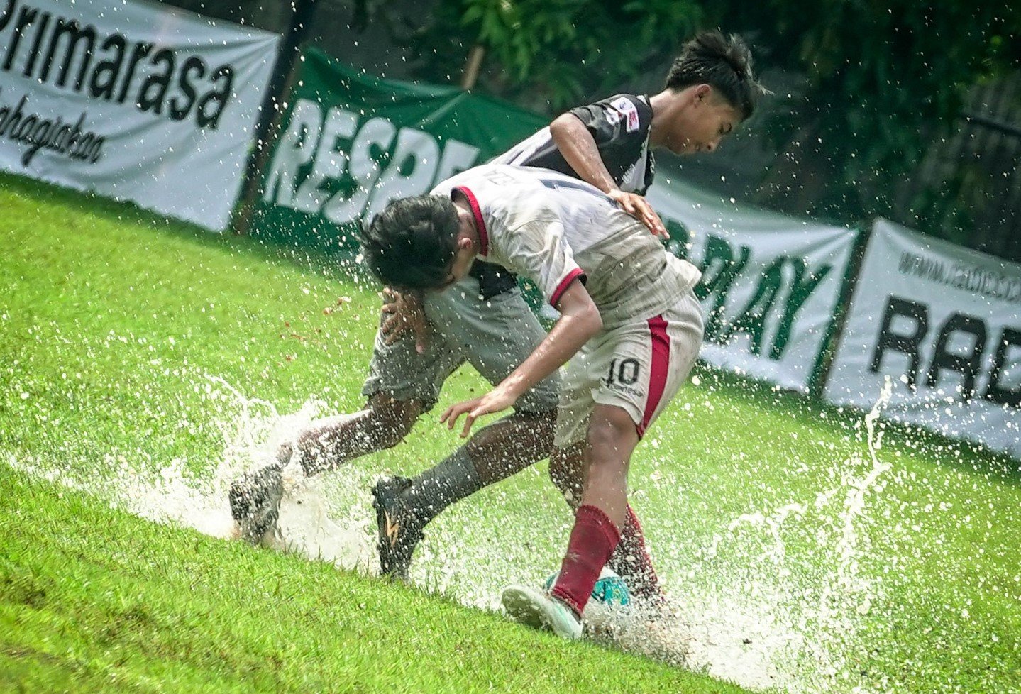 Pertandingan antara Bina Mutiara vs Raga Negeri (putih)dalam kompetisi Liga Jakarta U-17 Piala Gubernur 2025 di Lapangan PSF, Pancoran, Jakarta Selatan, Rabu (14/5). (Tjandra M Amin)