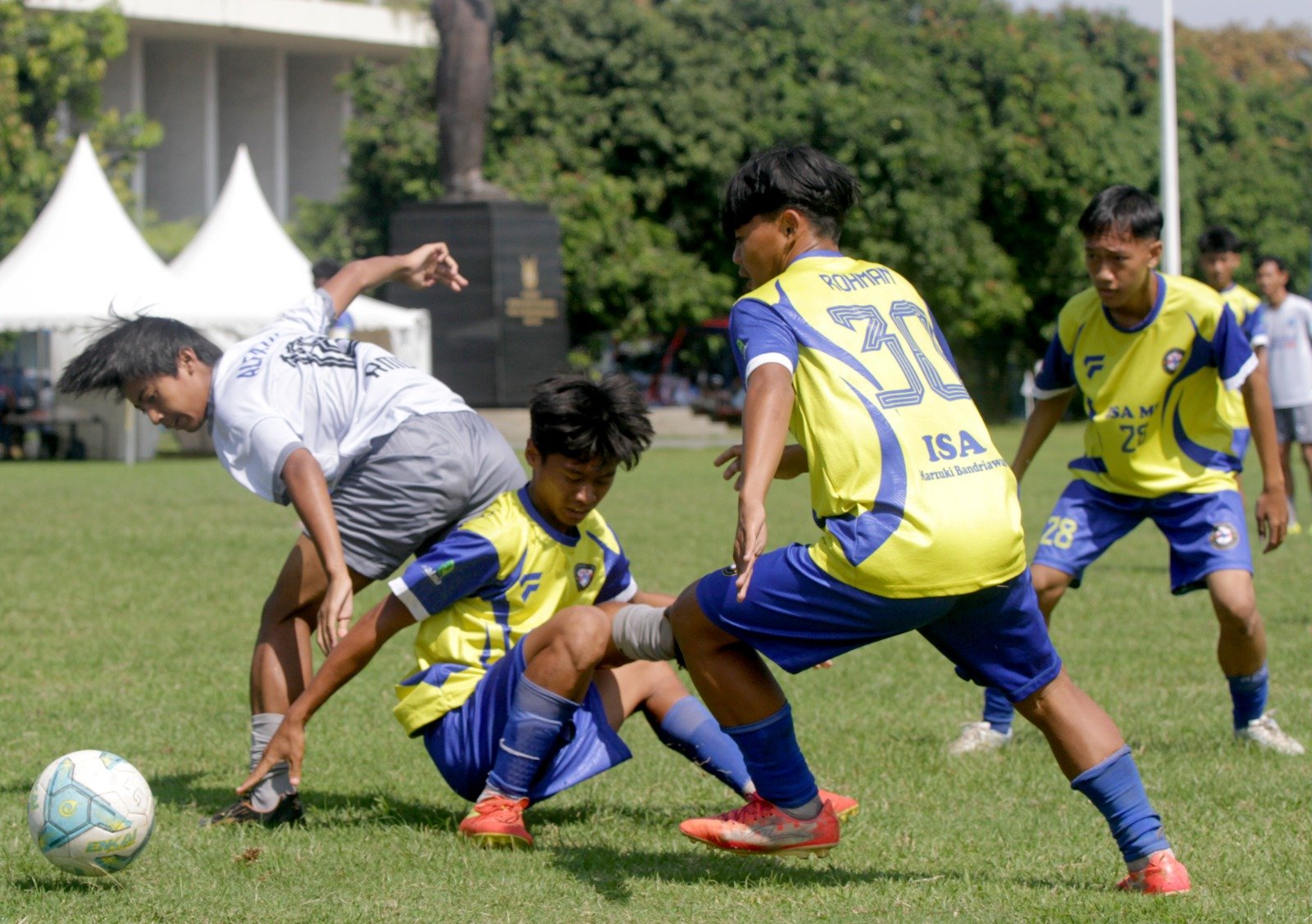 Pertandingan antara ISA Marzuki Bandriawan (kuning) vs Bina Mutiara. Minggu (11/5)