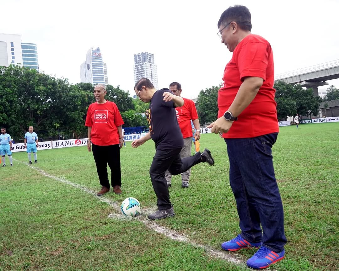 Gubernur DKI Jakarta, Pramono Anung melakukan tendangan pertama sebagai tanda peresmian kompetisi sepak bola kelompok umur Liga Jakarta U-17 Piala Gubernur 2025 di Lapangan PSF, Pancoran, Jakarta Selatan, Minggu (4/5). (Liga Jakarta U-17/Tjandra Moh Amin)