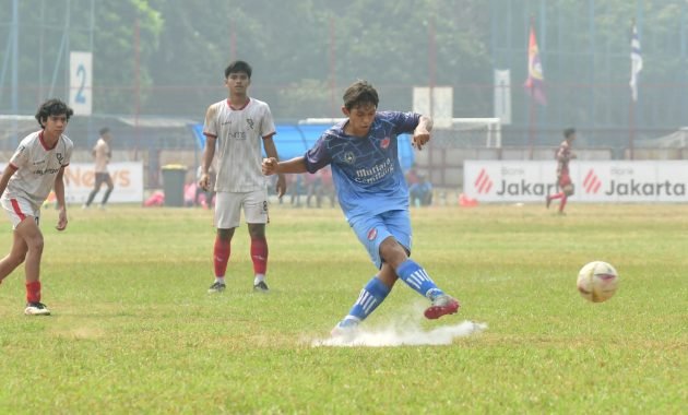  Tendangan penalti pemain Mutiara Gemilang, David Dwi Prasetya