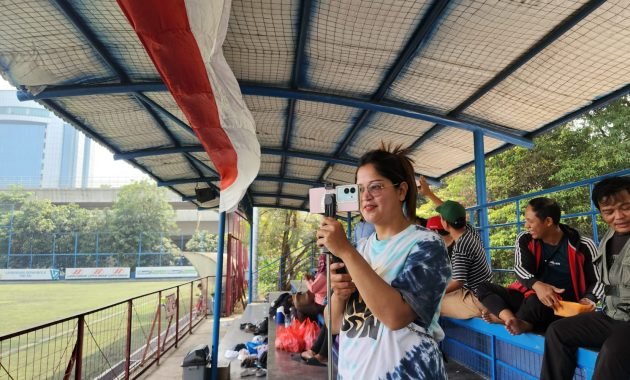 Ibu Yang Rela Jadi Videografer Demi Mendukung Cita-Cita Lapangan Hijau Anaknya