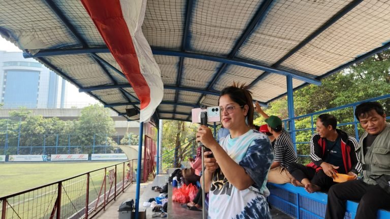 Ibu Yang Rela Jadi Videografer Demi Mendukung Cita-Cita Lapangan Hijau Anaknya