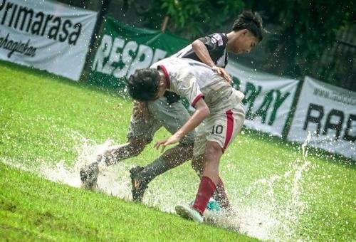 Pertandingan antara Bina Mutiara vs Raga Negeri (putih)dalam kompetisi Liga Jakarta U-17 Piala Gubernur 2025 di Lapangan PSF, Pancoran, Jakarta Selatan, Rabu (14/5). (Tjandra M Amin)